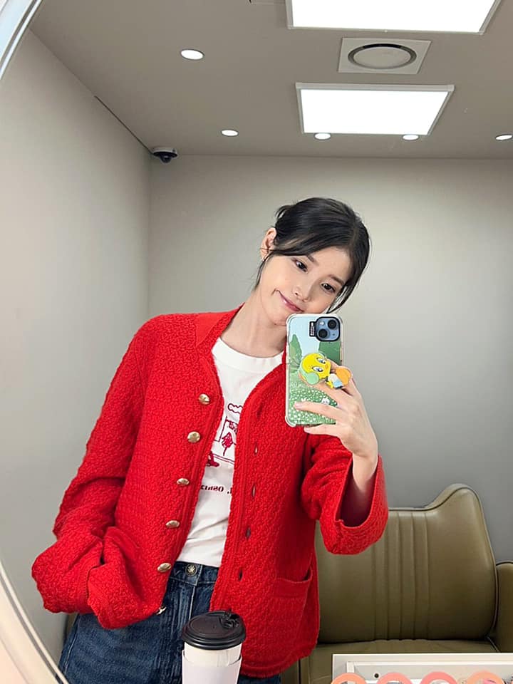 IU đã 32 mà style vẫn như 16 nhờ loạt chiêu lên đồ “hack tuổi” tài tình- Ảnh 2. IU đã 32 mà style vẫn như 16 nhờ loạt chiêu lên đồ “hack tuổi” tài tình- Ảnh 2.