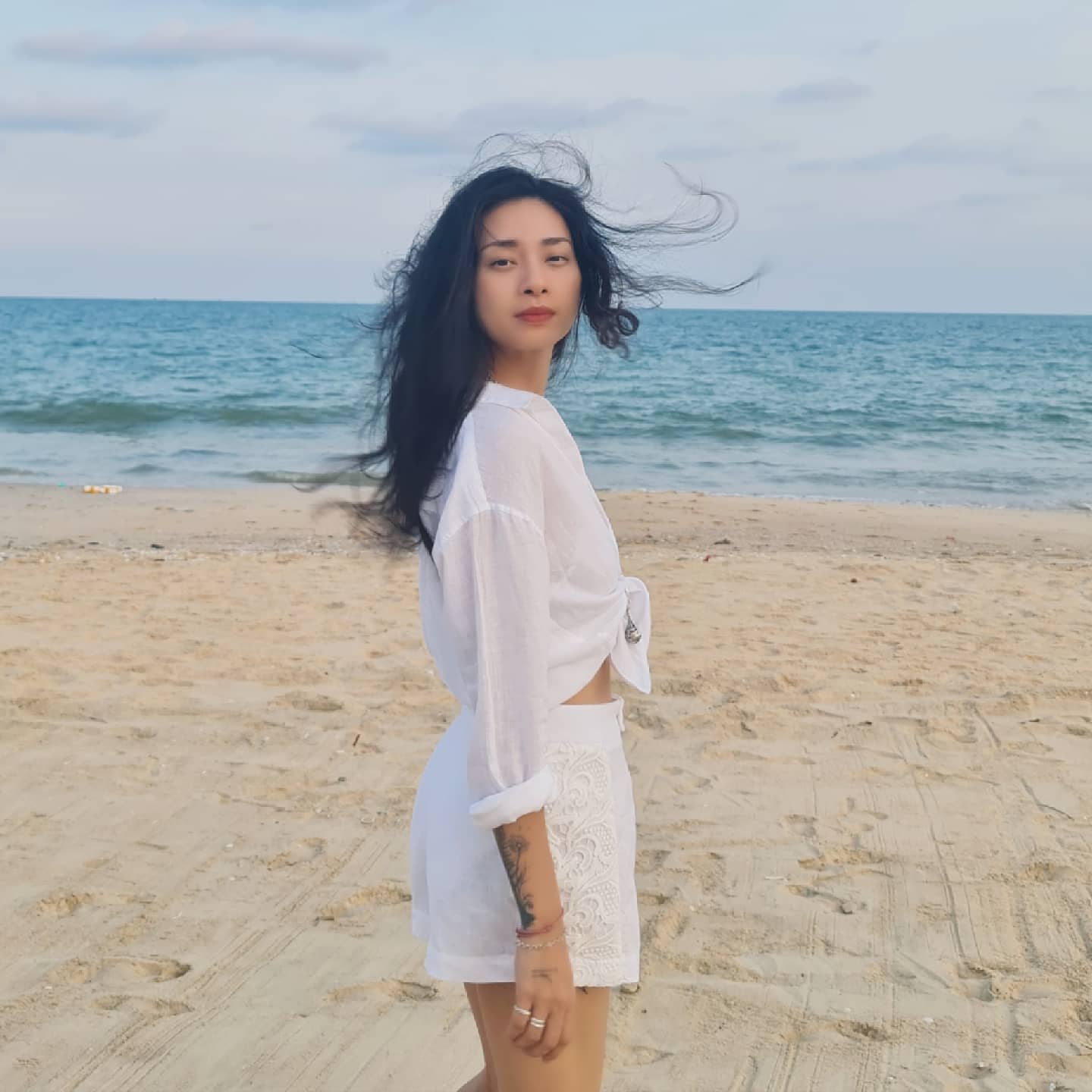Không phải quần jeans, đây mới là item giúp Ngô Thanh Vân "hack" tuổi từ dạo phố tới đi du lịch - Ảnh 10. Không phải quần jeans, đây mới là item giúp Ngô Thanh Vân "hack" tuổi từ dạo phố tới đi du lịch - Ảnh 10.