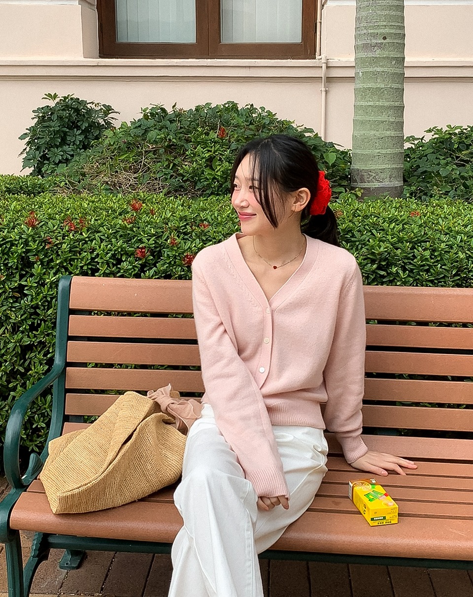 Phụ nữ Hàn thường xuyên diện 4 kiểu áo trẻ trung này đến công sở- Ảnh 2. Phụ nữ Hàn thường xuyên diện 4 kiểu áo trẻ trung này đến công sở- Ảnh 2.
