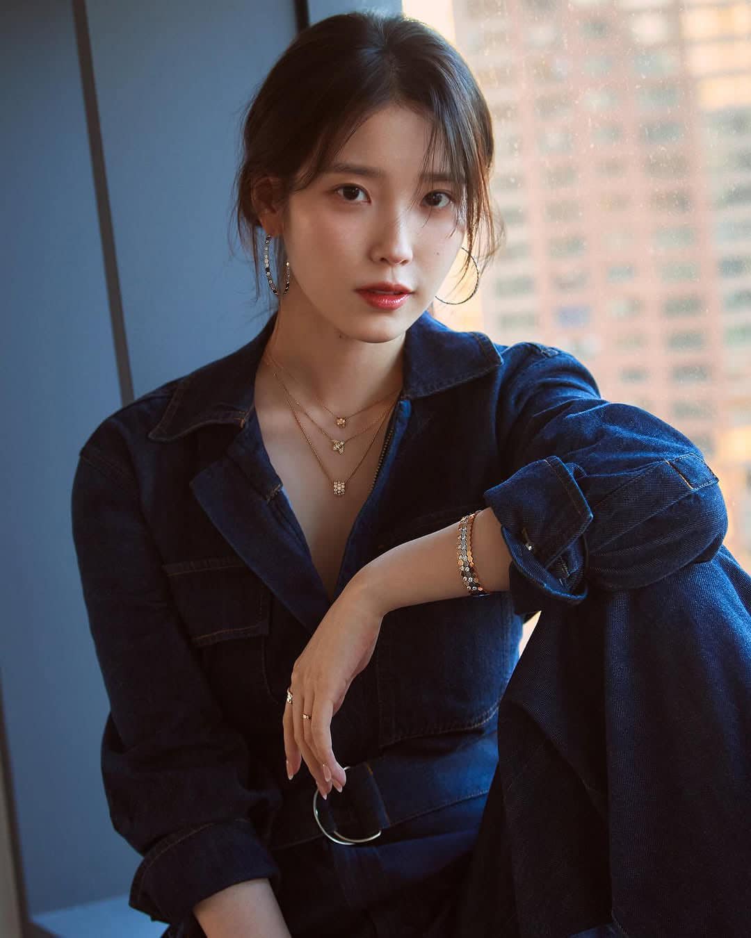 IU đã 32 mà style vẫn như 16 nhờ loạt chiêu lên đồ “hack tuổi” tài tình- Ảnh 4. IU đã 32 mà style vẫn như 16 nhờ loạt chiêu lên đồ “hack tuổi” tài tình- Ảnh 4.