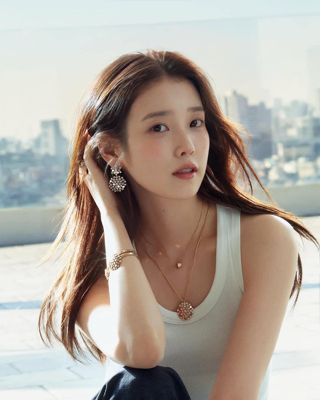 IU đã 32 mà style vẫn như 16 nhờ loạt chiêu lên đồ “hack tuổi” tài tình- Ảnh 3. IU đã 32 mà style vẫn như 16 nhờ loạt chiêu lên đồ “hack tuổi” tài tình- Ảnh 3.