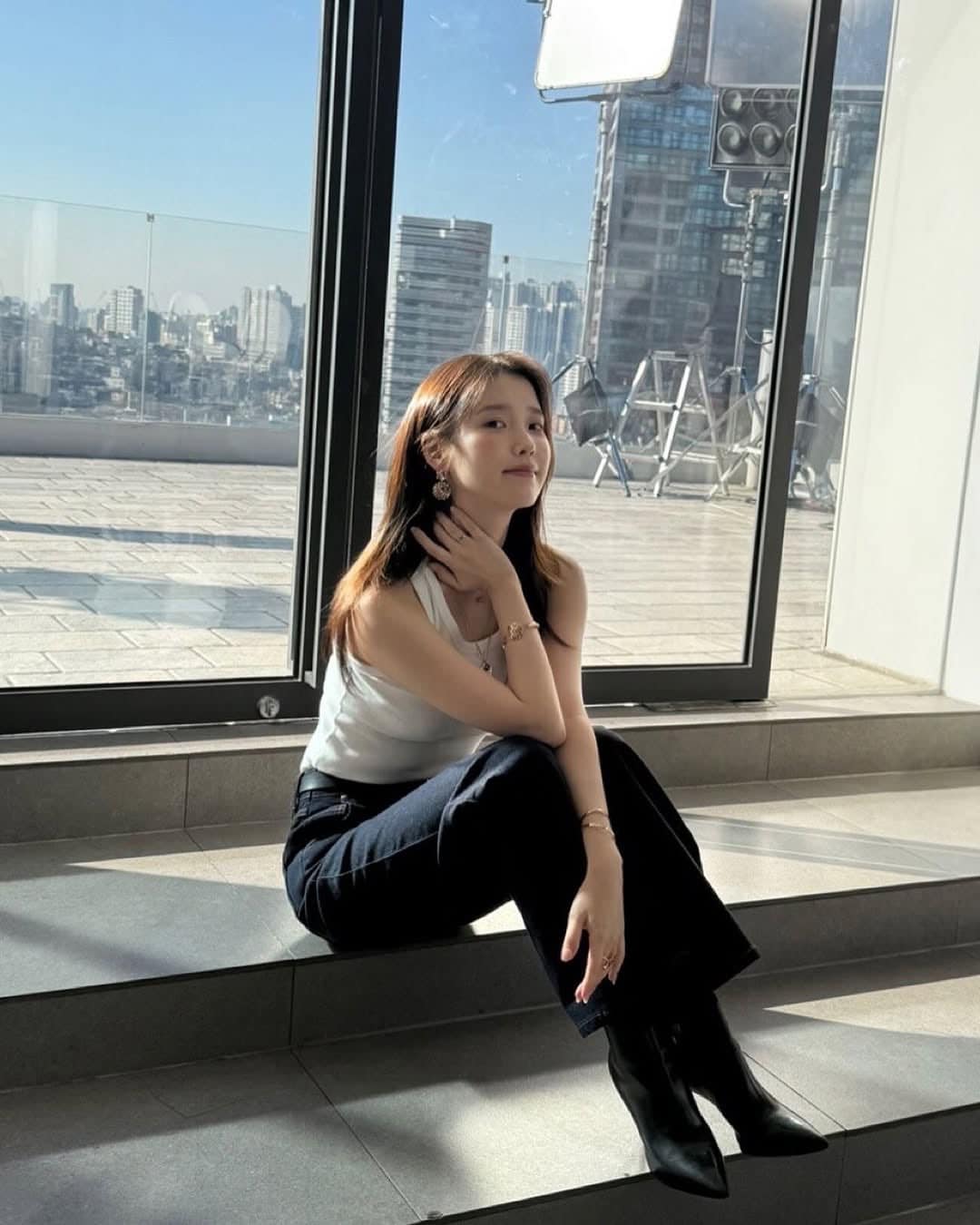 IU đã 32 mà style vẫn như 16 nhờ loạt chiêu lên đồ “hack tuổi” tài tình- Ảnh 5. IU đã 32 mà style vẫn như 16 nhờ loạt chiêu lên đồ “hack tuổi” tài tình- Ảnh 5.