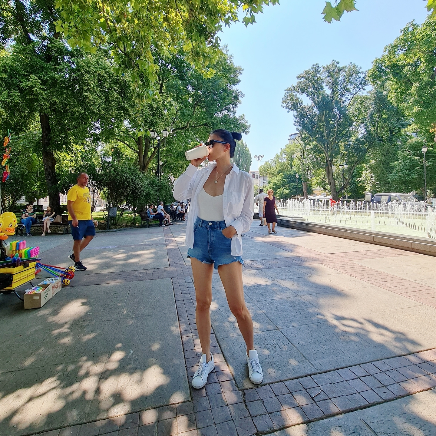 Không phải quần jeans, đây mới là item giúp Ngô Thanh Vân "hack" tuổi từ dạo phố tới đi du lịch - Ảnh 9. Không phải quần jeans, đây mới là item giúp Ngô Thanh Vân "hack" tuổi từ dạo phố tới đi du lịch - Ảnh 9.