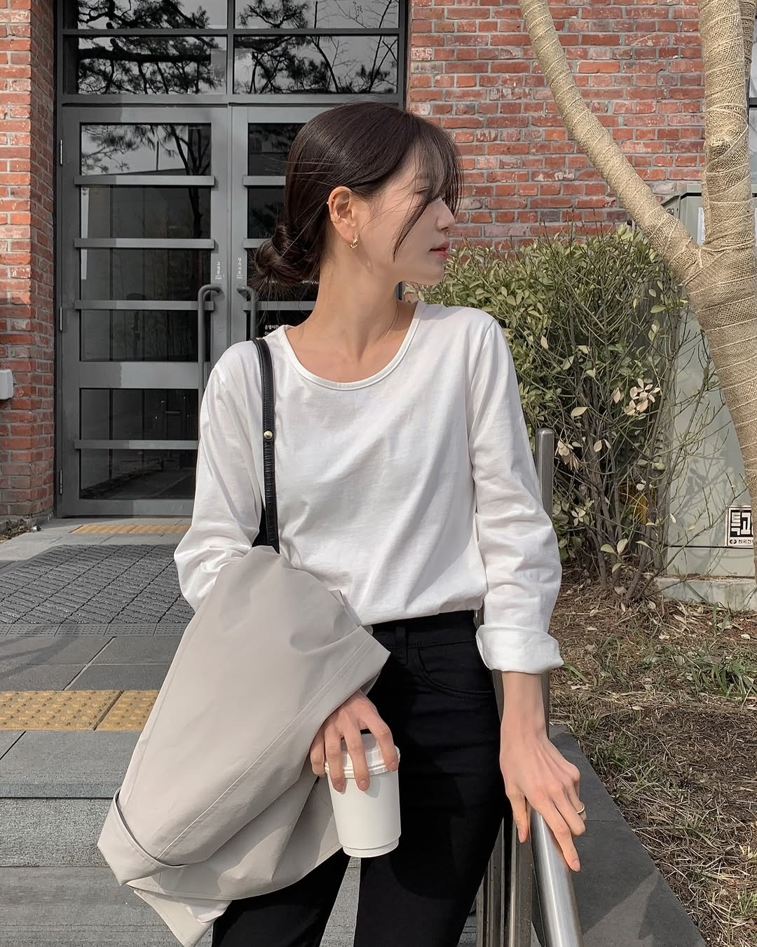 Phụ nữ Hàn thường xuyên diện 4 kiểu áo trẻ trung này đến công sở- Ảnh 4. Phụ nữ Hàn thường xuyên diện 4 kiểu áo trẻ trung này đến công sở- Ảnh 4.