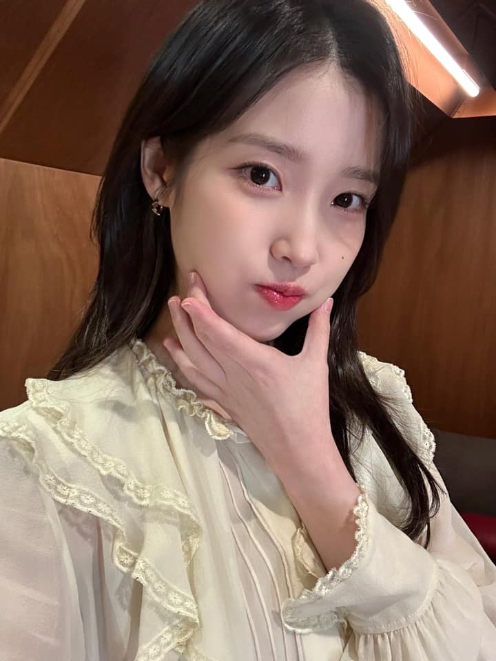 IU đã 32 mà style vẫn như 16 nhờ loạt chiêu lên đồ “hack tuổi” tài tình- Ảnh 6. IU đã 32 mà style vẫn như 16 nhờ loạt chiêu lên đồ “hack tuổi” tài tình- Ảnh 6.