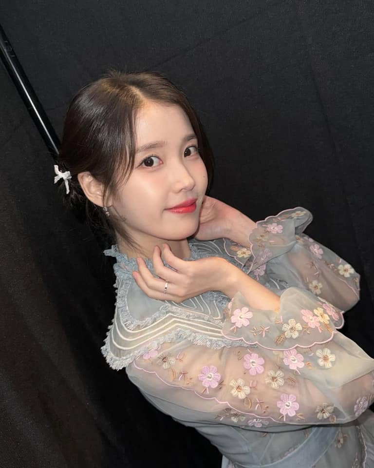 IU đã 32 mà style vẫn như 16 nhờ loạt chiêu lên đồ “hack tuổi” tài tình- Ảnh 7. IU đã 32 mà style vẫn như 16 nhờ loạt chiêu lên đồ “hack tuổi” tài tình- Ảnh 7.