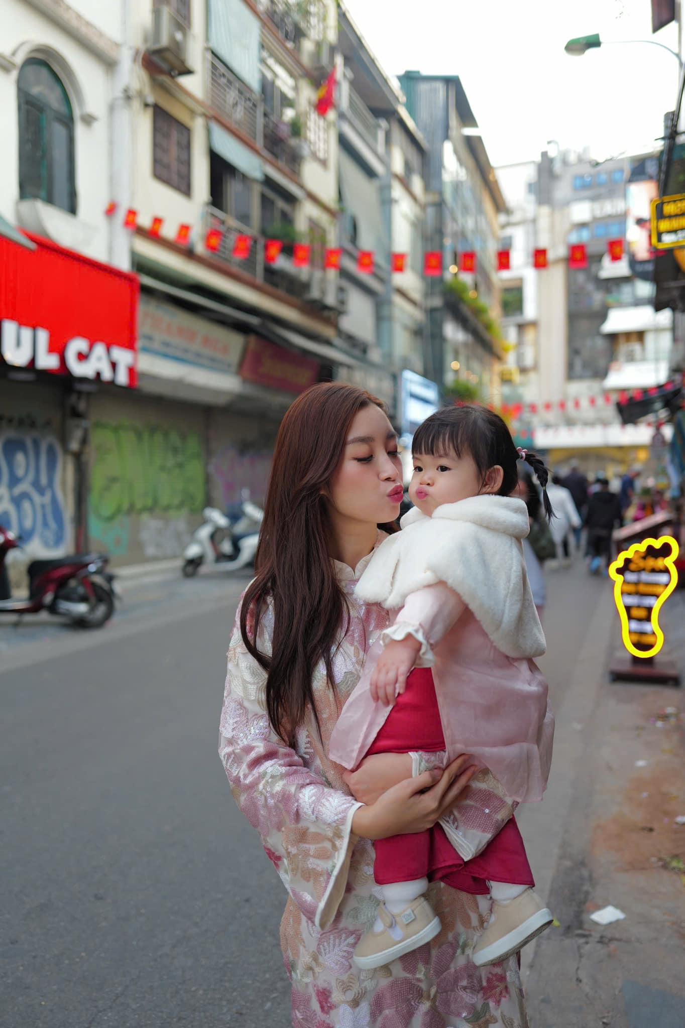 Diện đầm công chúa đáng yêu như con gái Đỗ Mỹ Linh- Ảnh 8. Diện đầm công chúa đáng yêu như con gái Đỗ Mỹ Linh- Ảnh 8.