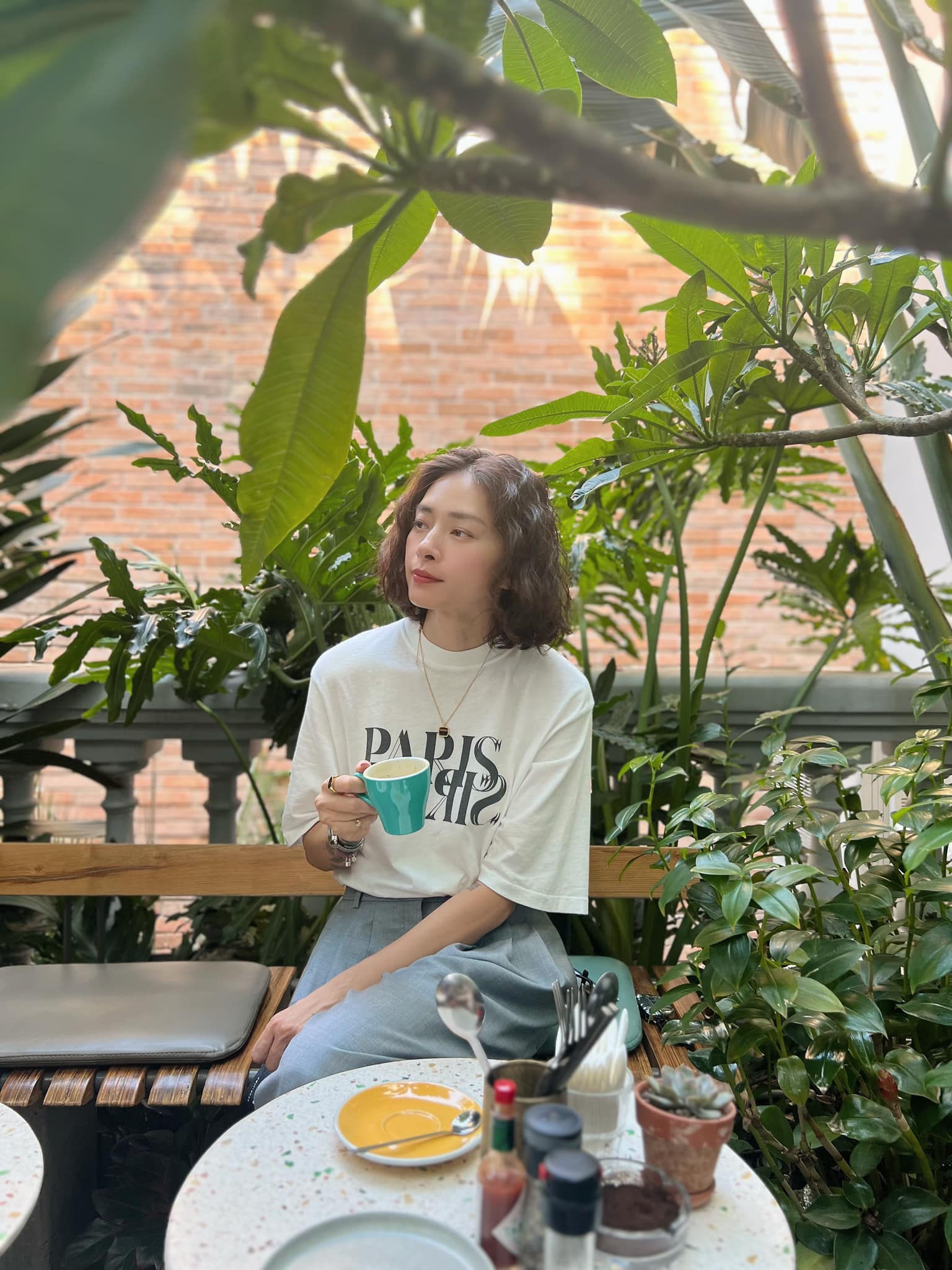 Không phải quần jeans, đây mới là item giúp Ngô Thanh Vân "hack" tuổi từ dạo phố tới đi du lịch - Ảnh 3. Không phải quần jeans, đây mới là item giúp Ngô Thanh Vân "hack" tuổi từ dạo phố tới đi du lịch - Ảnh 3.