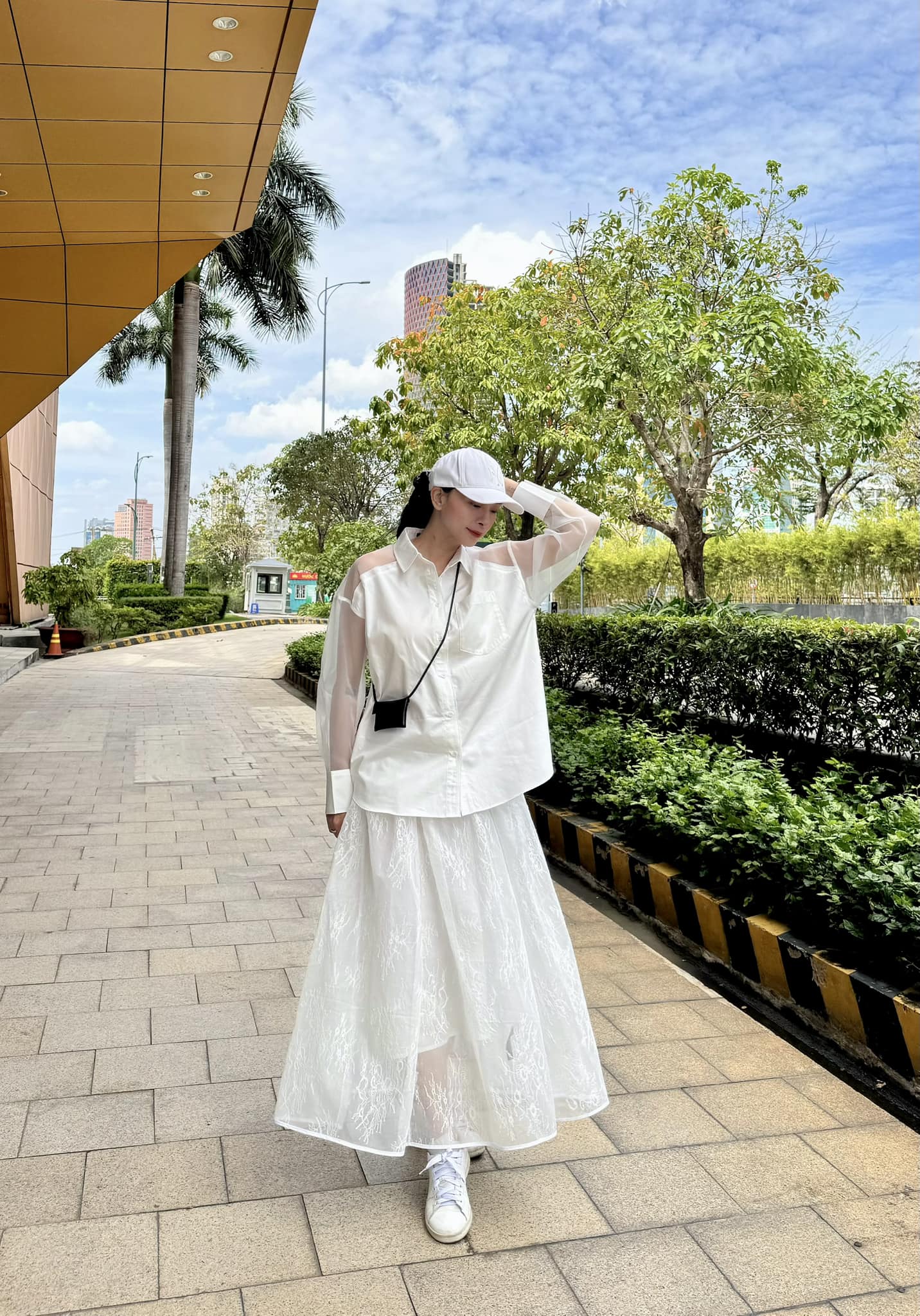 Không phải quần jeans, đây mới là item giúp Ngô Thanh Vân "hack" tuổi từ dạo phố tới đi du lịch - Ảnh 2. Không phải quần jeans, đây mới là item giúp Ngô Thanh Vân "hack" tuổi từ dạo phố tới đi du lịch - Ảnh 2.