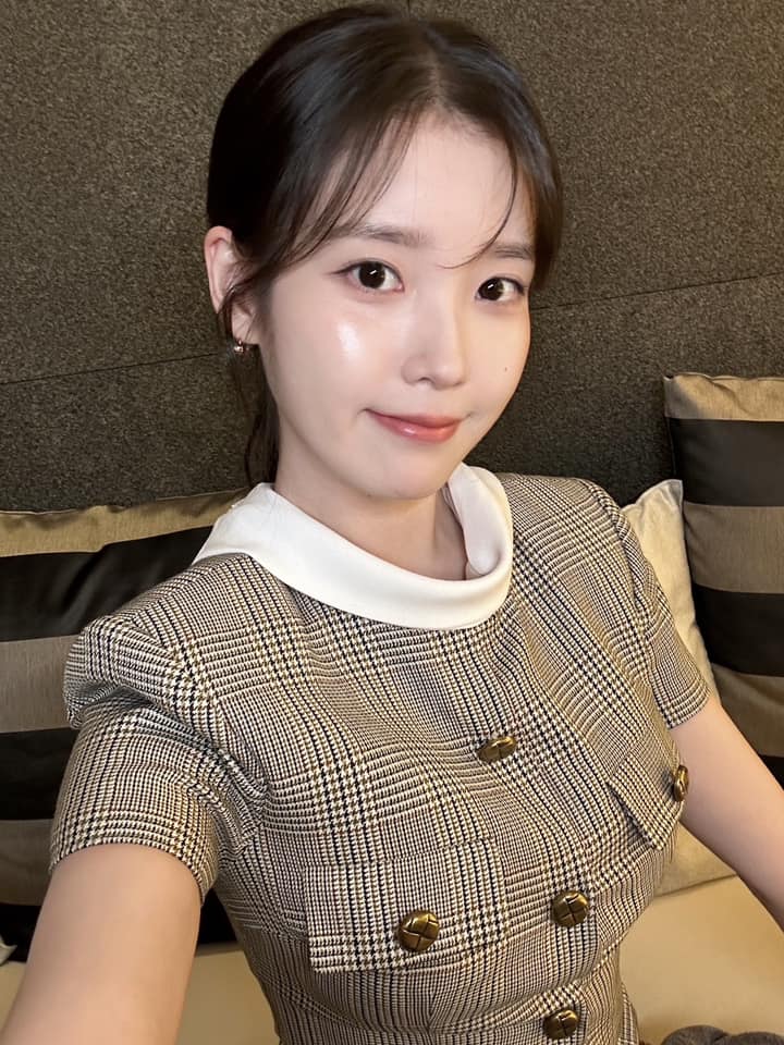 IU đã 32 mà style vẫn như 16 nhờ loạt chiêu lên đồ “hack tuổi” tài tình- Ảnh 10. IU đã 32 mà style vẫn như 16 nhờ loạt chiêu lên đồ “hack tuổi” tài tình- Ảnh 10.