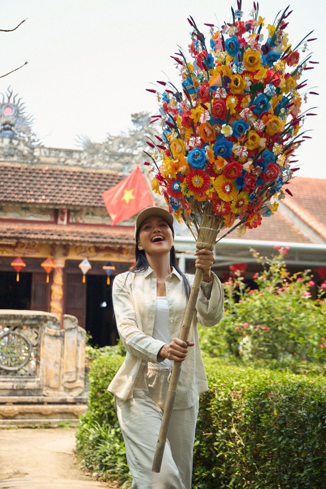 Phong cách thời trang giản dị 'độc - lạ' của H'Hen Niê vẫn ghi điểm trước người hâm mộ - Ảnh 1. Phong cách thời trang giản dị 'độc - lạ' của H'Hen Niê vẫn ghi điểm trước người hâm mộ - Ảnh 1.