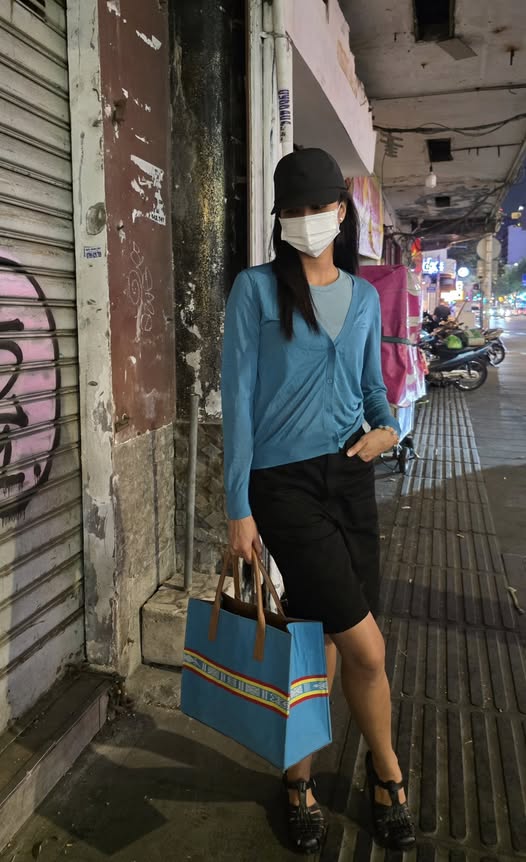 Phong cách thời trang giản dị 'độc - lạ' của H'Hen Niê vẫn ghi điểm trước người hâm mộ - Ảnh 5. Phong cách thời trang giản dị 'độc - lạ' của H'Hen Niê vẫn ghi điểm trước người hâm mộ - Ảnh 5.