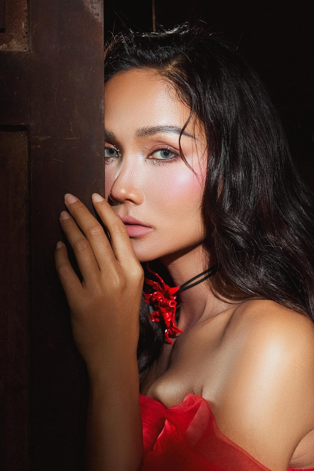 Đi lễ hội về lúc 23 giờ, hoa hậu H'Hen Niê ‘mở studio’ ngay nhà sàn khiến người hâm mộ ngỡ ngàng vì quá đẹp - Ảnh 7. Đi lễ hội về lúc 23 giờ, hoa hậu H'Hen Niê ‘mở studio’ ngay nhà sàn khiến người hâm mộ ngỡ ngàng vì quá đẹp - Ảnh 7.