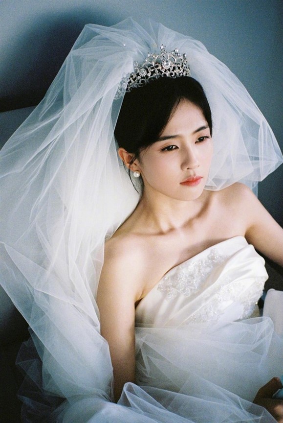 Bạch Lộc xinh đẹp khi khoác lên mình chiếc váy cô dâu- Ảnh 1. Bạch Lộc xinh đẹp khi khoác lên mình chiếc váy cô dâu- Ảnh 1.