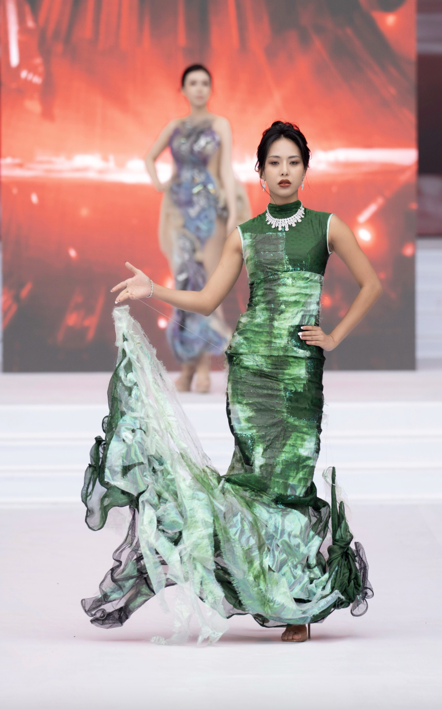 Tuần lễ Thời trang sinh viên toàn cầu gây chú ý với trang phục phá cách từ đồ tái chế, rác thải - Ảnh 10. Tuần lễ Thời trang sinh viên toàn cầu gây chú ý với trang phục phá cách từ đồ tái chế, rác thải - Ảnh 10.