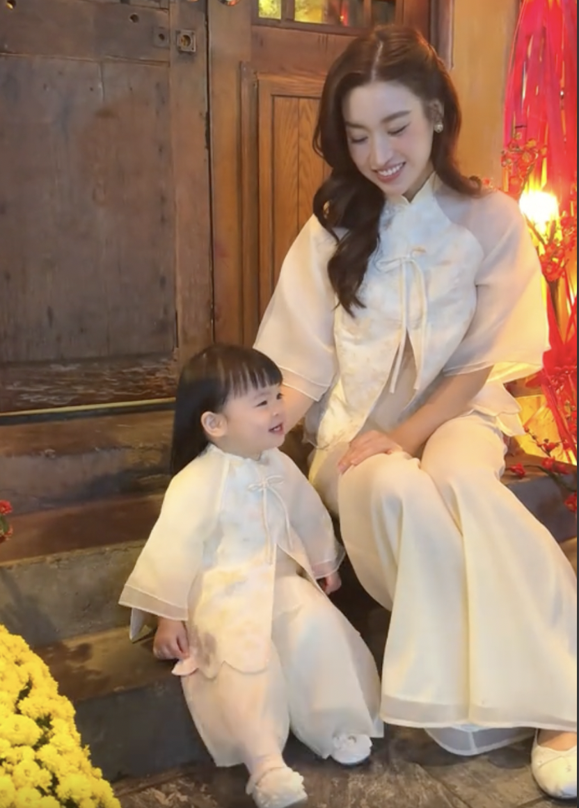 Diện đầm công chúa đáng yêu như con gái Đỗ Mỹ Linh- Ảnh 4. Diện đầm công chúa đáng yêu như con gái Đỗ Mỹ Linh- Ảnh 4.